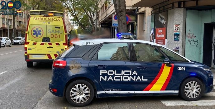 Archivo - Una ambulancia y un coche de la Policía Nacional en Palma.