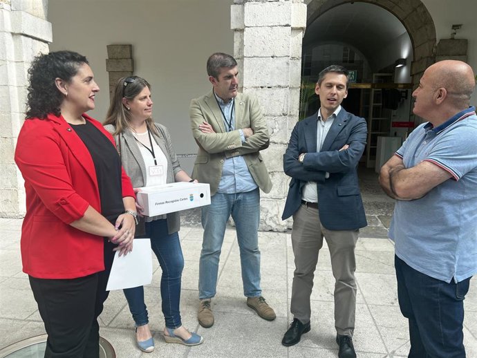La alcaldesa de Cartes, Lorena Cueto, concejales de su equipo de Gobierno, el portavoz socialista en el Parlamento, Mario Iglesias, y el secretario de Organización del PSOE, Agustín Molleda, en el patio de la Cámara