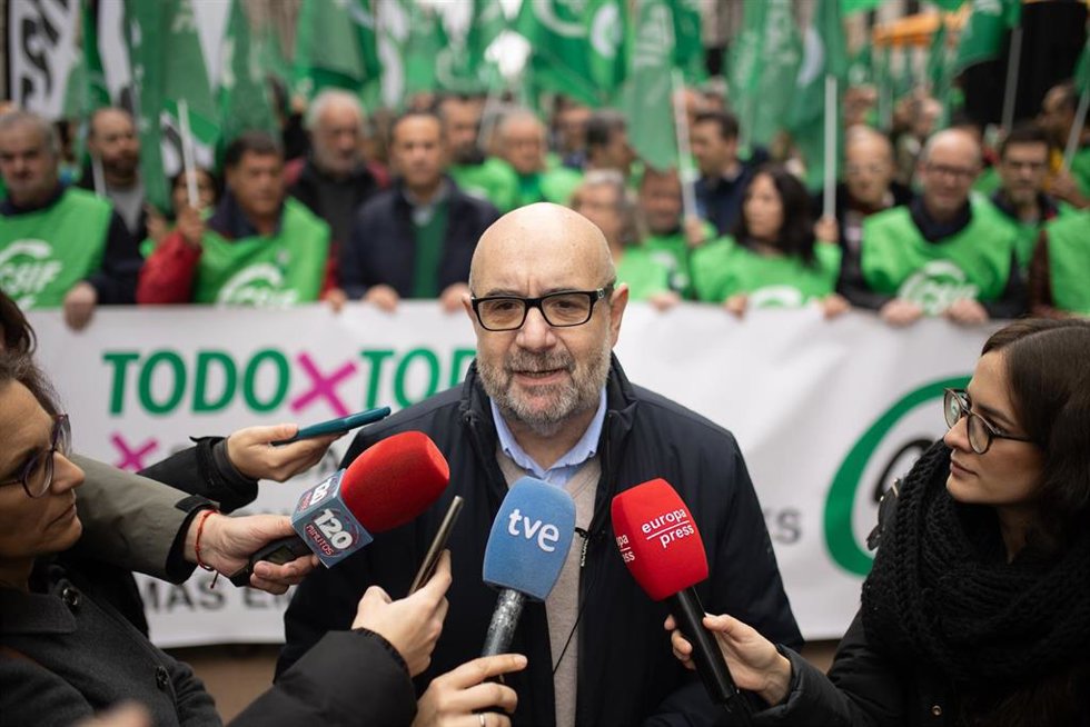 Archivo - El presidente de CSIF, Miguel Borra, en una protesta el pasado mes de marzo para reclamar al Gobierno la negociación de un nuevo acuerdo retributivo