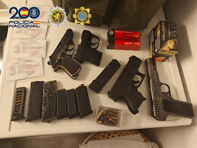 Armas incautadas por la Policía Nacional tras desarticular a la organización criminal vinculada al hallazgo de 16 toneladas de cocaína en el puerto de Hamburgo (Alemania)