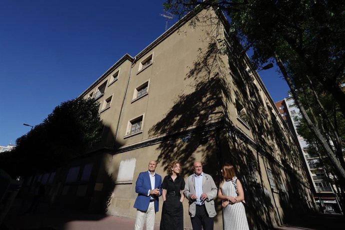 El alcalde de Valladolid, Jesús Julio Carnero (segundo por la derecha), junto a la directora general de Vivienda Arquitectura, Ordenación del Territorio y Urbanismo de la Junta, María Pardo.