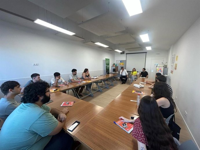 La delegada municipal de Empleo, Paula Fuster, y el responsable de la Fundación Acción Contra el Hambre, Miguel Ángel García, durante una sesión grupal en la Escuela de Empleo Joven de Alcalá de Guadaíra.