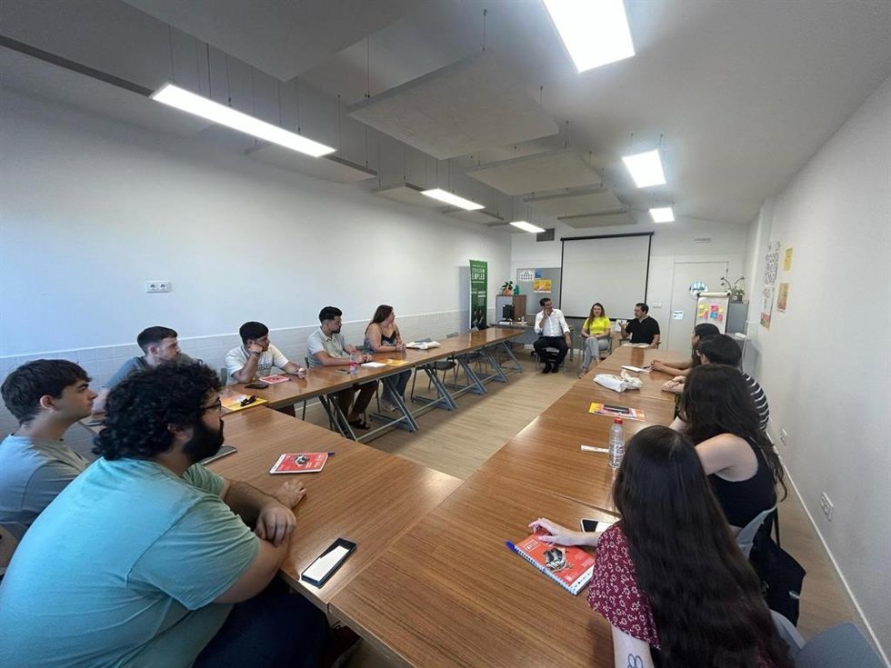 La delegada municipal de Empleo, Paula Fuster, y el responsable de la Fundación Acción Contra el Hambre, Miguel Ángel García, durante una sesión grupal en la Escuela de Empleo Joven de Alcalá de Guadaíra.