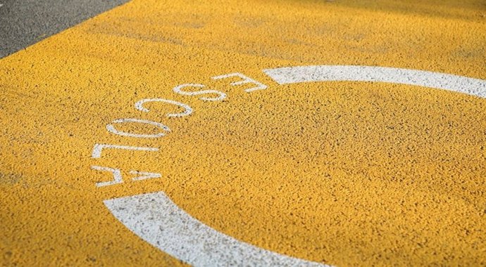 Imagen de recurso de pintura en la calzada sobre la cercanía de una escuela.