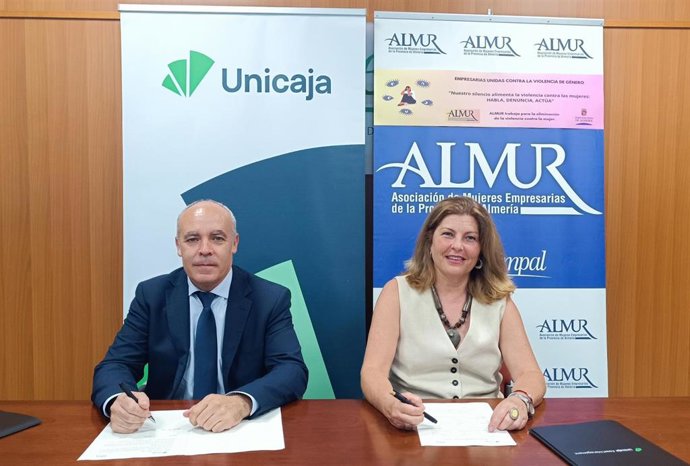 El director territorial de Andalucía Oriental de Unicaja, Juan Cayuela, y la presidenta de Almur, Amalia Salvador.
