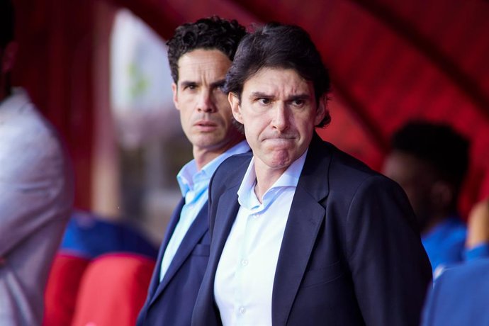 Archivo - Aitor Karanka, técnico do Granada, observa durante a partida de futebol da La Liga Santander, campeonato espanhol, disputada entre Granada CF e Athletic Club no estádio Nuevo Los Carmenes, em 10 de maio de 2022, em Granada, Espanha.