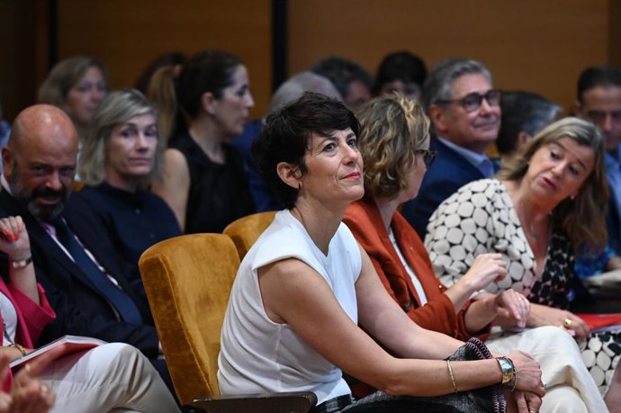 La ministra de Inclusión, Seguridad Social y Migraciones, Elma Saiz, junto a la diputada general de Bizkaia, Elixabete Etxanobe, y la diputada de Empleo, Cohesión Social e Igualdad, Teresa Laespada, en la presentación del II Plan de Empleo de B