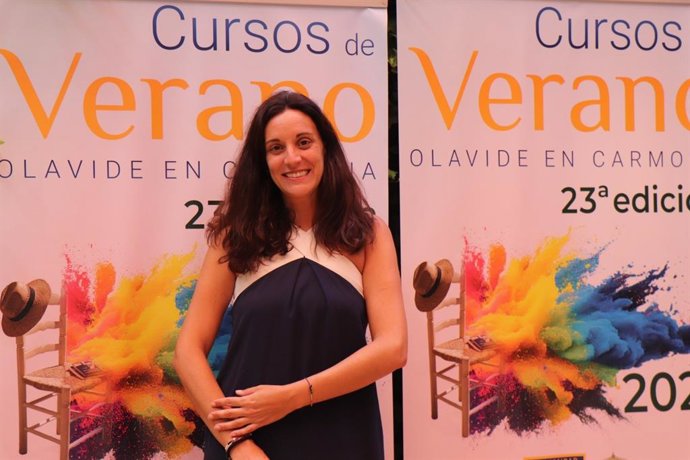 La psicóloga general sanitaria con especialización forense, Marta Arbona, posando el primer día del  Curso de Verano 'Psicología Forense' de la Universidad Pablo de Olavide, celebrado en Carmona.