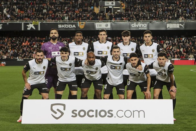 Archivo - Arxiu - Jugadors del València posen abans del partit de LaLiga EA Sports, davant de la Reial Societat.