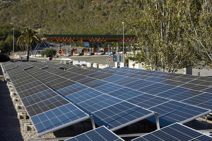 Placas solares en un peaje de Abertis.