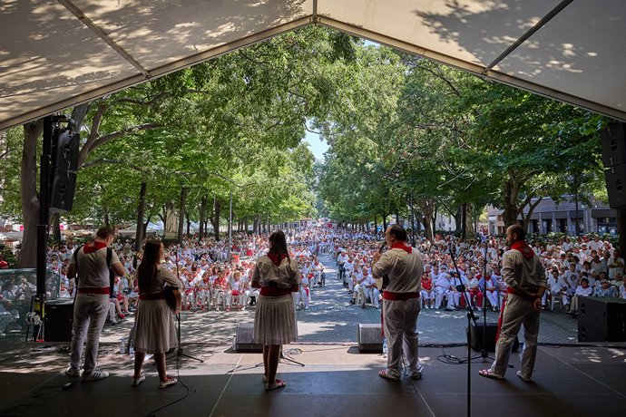 Archivo - Jotas en el Paseo Sarasate.