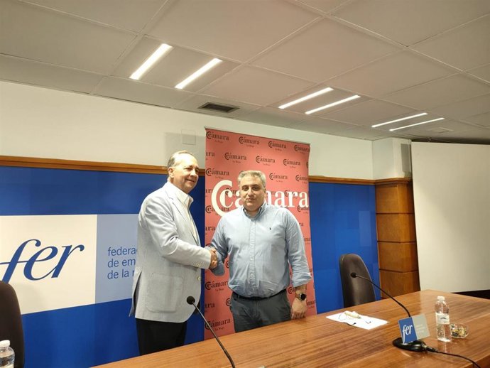 El presidente de la FER y la Cámara de Comercio, Eduardo de Luis, y el presidente de la Plataforma del Tercer Sector, Jorge Ruiz,  en la comparecencia de prensa
