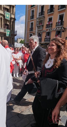 El alcalde de Pamplona, Joseba Asiron, durante la procesión del santo en los sanfermines de 2025, a 7 de julio de 2025, en Pamplona, Navarra (España). Miles de pamploneses ataviados de blanco y rojo han salido a las calles de Pamplona, en el día grande de
