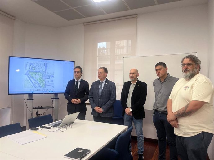 El alcalde de Oviedo, Alfredo Canteli, recibe a vecinos de El Campillín.