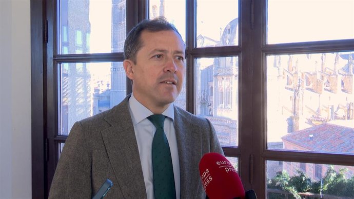 Archivo - El alcalde de Toledo, Carlos Velázquez, atiende a Europa Press.