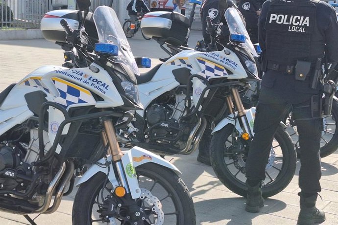 Un agente de la Policía Local de Palma frente a unas motos del cuerpo.