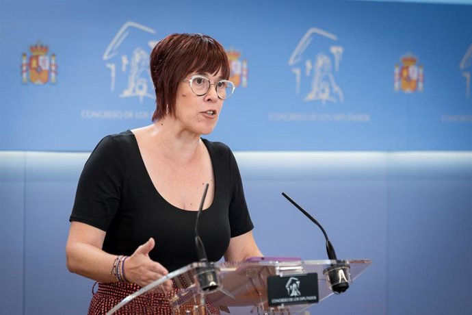 La diputada de Compromís en el Congreso, Águeda Micó, durante una rueda de prensa en el Congreso de los Diputados, a 8 de julio de 2025, en Madrid (España).