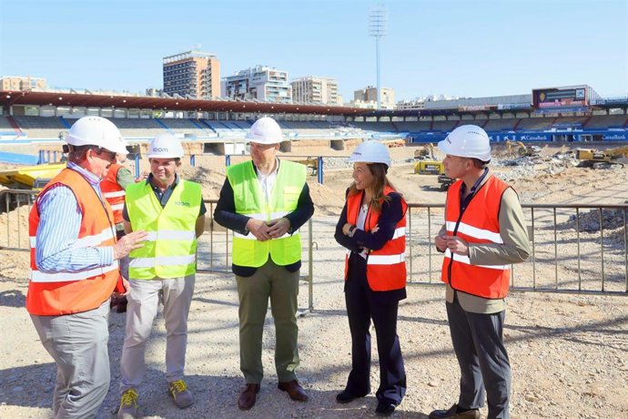 La alcaldesa y presidenta de la Sociedad Nueva Romareda, Natalia Chueca, visita las obras de demolición del campo de fútbol