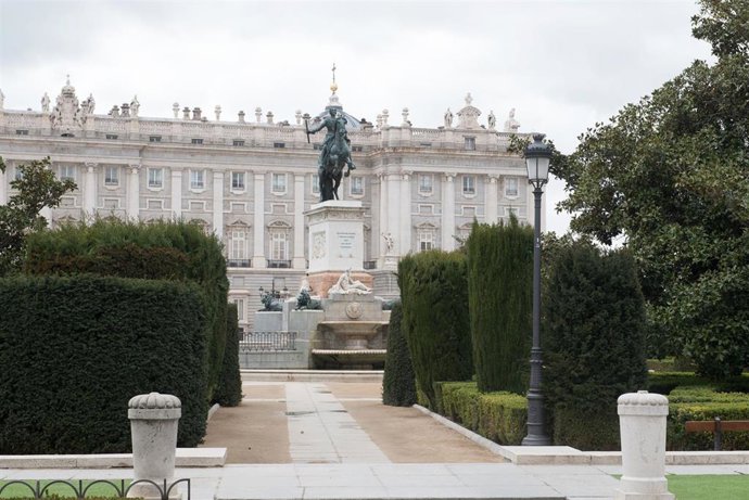 Archivo - Estatua ecuestre de Felipe V junto a la fachada del Palacio Real de Madrid.
