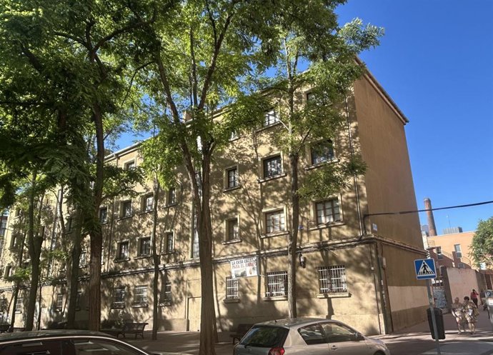 Edificio de viviendas en la Plaza de los Vadillos de Valladolid, que será demolido para una promoción de vivienda pública de la Junta.