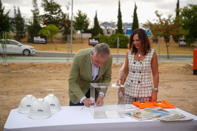 La consejera de Fomento, Rocío Díaz, y el alcalde de Sevilla, José Luis Sanz.