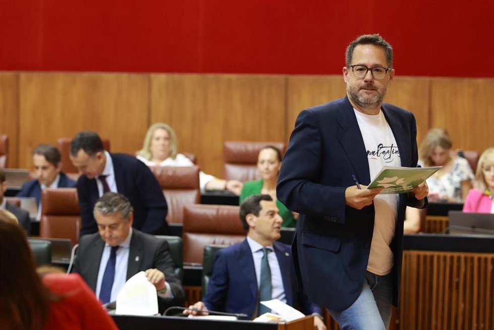 El portavoz del Grupo Mixto-Adelante Andalucía, José Ignacio García, en una imagen de archivo en el Pleno del Parlamento, con el presidente de la Junta, Juanma Moreno, de fondo.