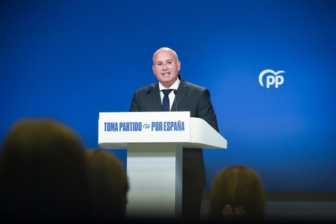 O novo secretário-geral do PP, Miguel Tellado, durante uma coletiva de imprensa após a reunião do Comitê Diretor do PP, na sede do partido, em 7 de julho de 2025, em Madri (Espanha). Hoje, a primeira reunião do Comitê Diretor foi realizada após a
