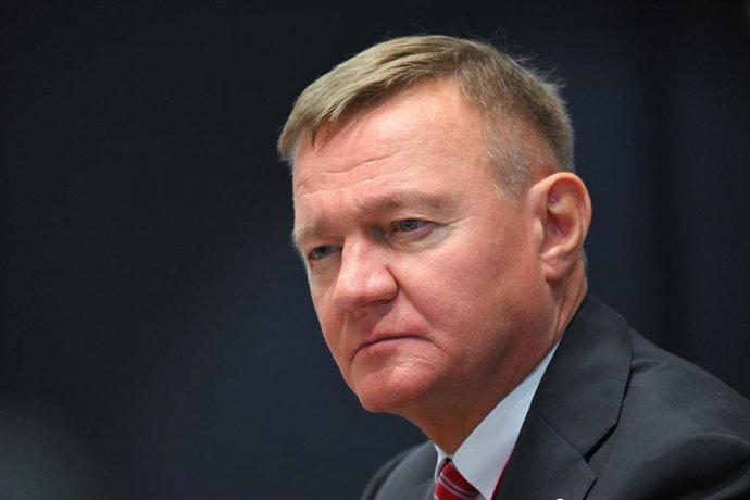 RÚSSIA, SÃO PETERSBURGO - 19 DE JUNHO DE 2025: O ministro dos Transportes da Rússia, Roman Starovoit, é visto durante uma reunião com Marina Tauber, membro do bloco político moldavo "Victory", à margem do 28º Fórum Econômico Internacional de São Petersbur