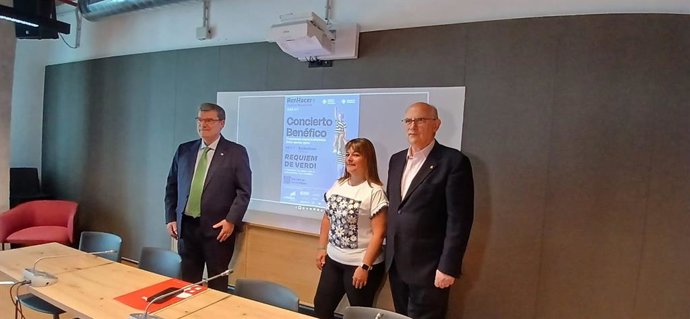 El alcalde de Bilbao, Juan Mari Aburto,  el secretario y patrono de la Fundación Columbus, Javier García, y la presidenta de la Asociación CTNNB1, Estíbaliz Martín.