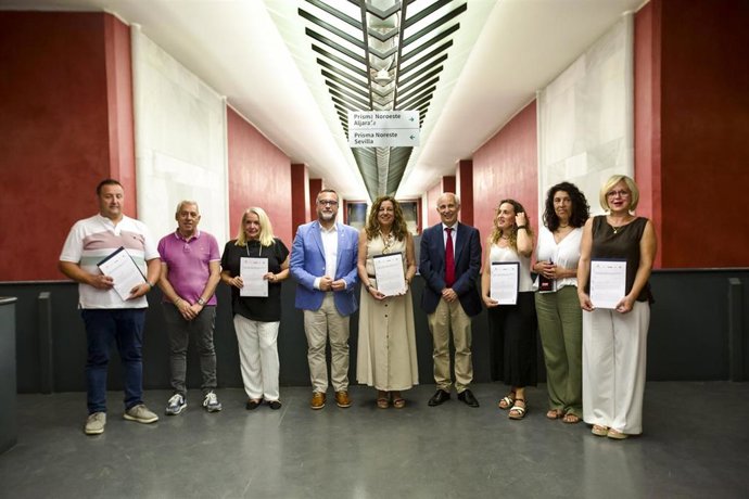 La consejera de Desarrollo Educativo y Formación Profesional de la Junta de Andalucía, Carmen Castillo, durante la firma un acuerdo para la mejora de las condiciones de trabajo de las plazas para el personal no docente adscritas a la Consejería.