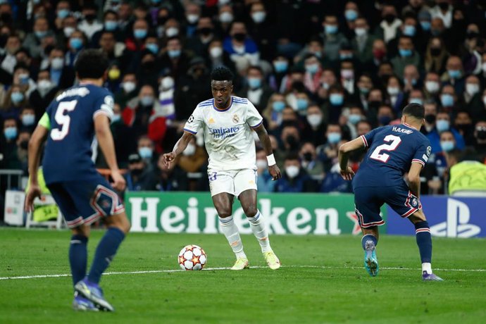 Archivo - Vinícius Júnior, del Real Madrid, encara al lateral Achraf Hakimi, del PSG, en la Champions 2021-2022.