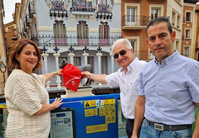 Una grúa instalada a los pies del pedestal Torico permite subir en grupos hasta el mismo monumento y fotografiarse junto a él.