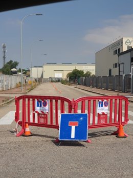 Vallas en la zona afectada por el incendio.