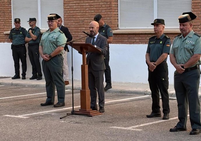 El subdelegado del Gobierno en la provincia, Javier Salas, junto al Coronel Jefe de la Comandancia, Roberto Blanes, dan la vienvenida a los 88 nuevos agentes en prácticas que estarán en la provincia durante todo el año.
