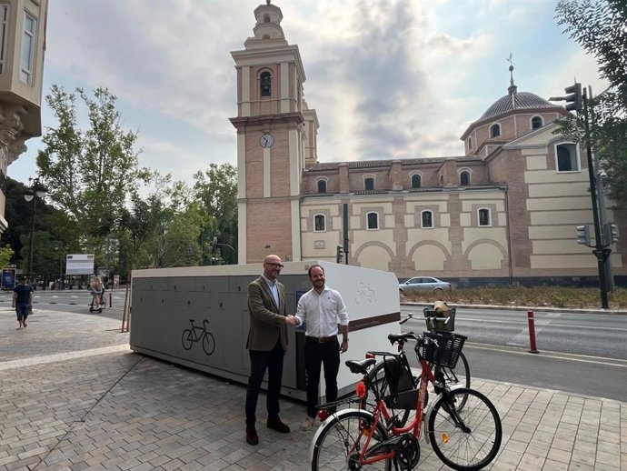 El concejal de Movilidad, Gestión Económica y Contratación, José Francisco Muñoz, presenta el nuevo servicio de aparcabicis cerrados
