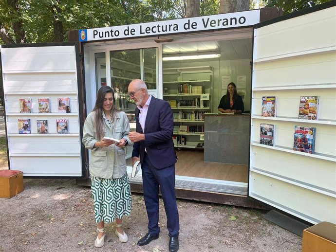 Ballesteros e Ibáñez en el punto de lectura de verano del parque de La Isla.
