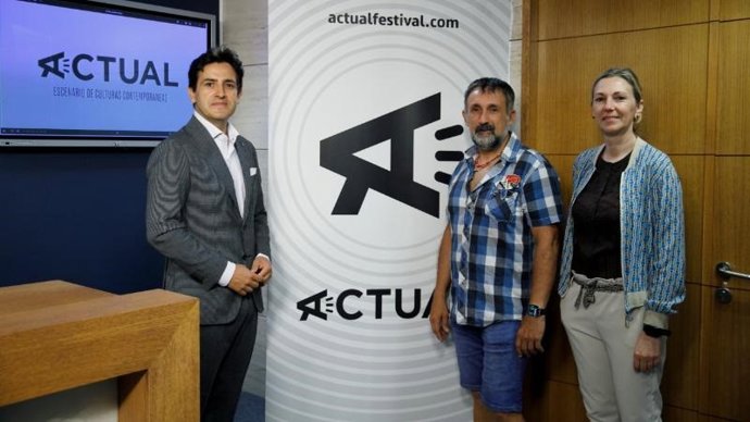 El director general de Cultura, Roberto Iturriaga, y el socio fundador de la Asociación de Compañías Profesionales de Artes Escénicas de La Rioja (AESCENA), César Novalgos, anuncian las propuestas escénicas  para el programa ‘Escenario Insólito'