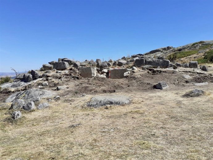 Retirada de piedras del torerón Ulaca en una campaña pasada.