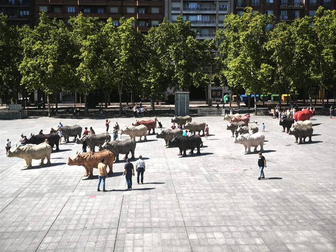 Una 'manada' de 21 rinocerontes a tamaño real, de Roberto Fabelo, reflexiona en Plaza del Ayuntamiento sobre 'Liderazgo'