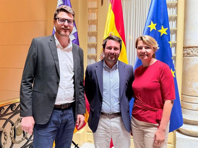 El alcalde de Alaró, Llorenç Perelló, con diputados del PP en el Parlament