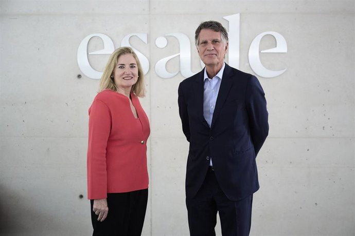 La presidenta del Patronato de la Fundación Esade, Anna Xicoy, junto al presidente saliente, Jaume Guardiola.