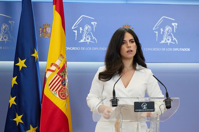 A porta-voz da VOX no Congresso, Pepa Millán, durante uma coletiva de imprensa antes da reunião do Conselho de Porta-vozes, no Congresso dos Deputados, em 17 de junho de 2025, em Madri (Espanha).
