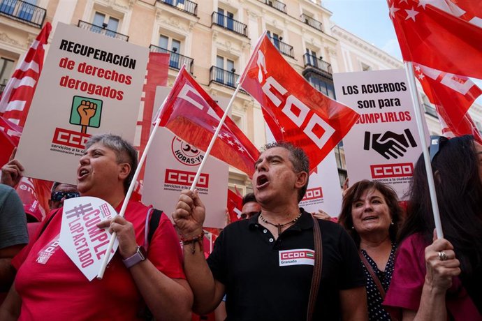 Concentración de CCOO y UGT por los incumplimientos del Gobierno con los funcionarios frente al Ministerio de Hacienda, a 8 de julio de 2025, en Madrid (España)
