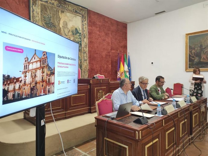 El presidente de la Diputación, Salvador Fuentes, entre Félix Romero (dcha.) y Antonio Arenas, en la recepción a los participantes en el Programa de Prácticas Académicas Externas.