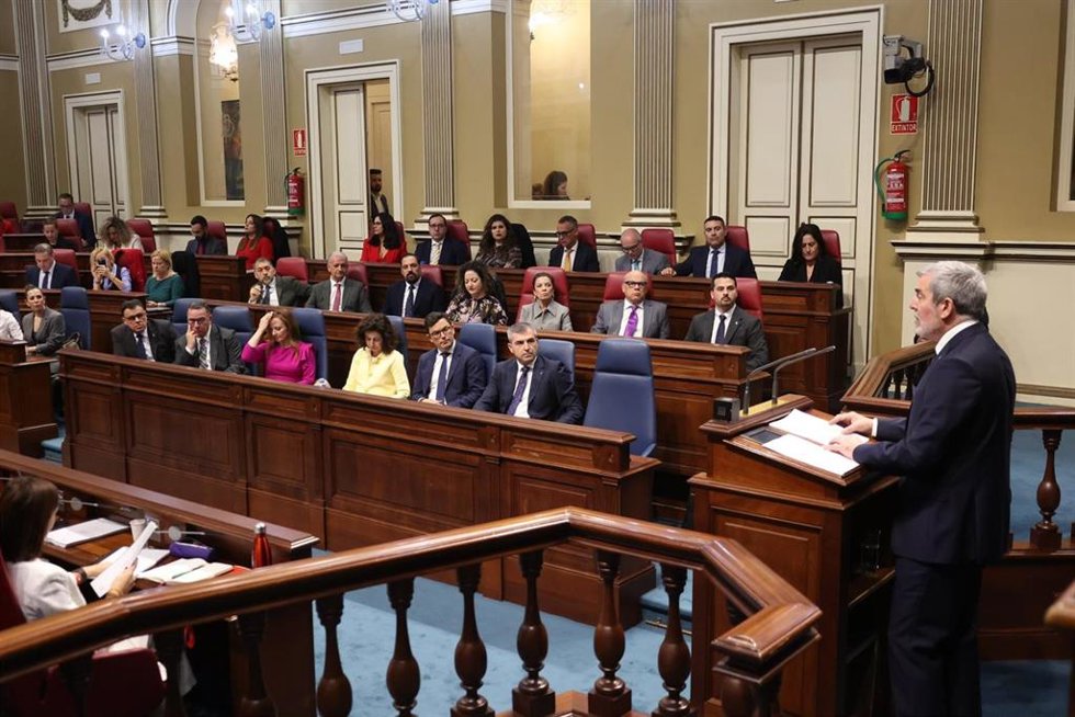 Archivo - El presidente de Canarias, Fernando Clavijo, en el Parlamento canario