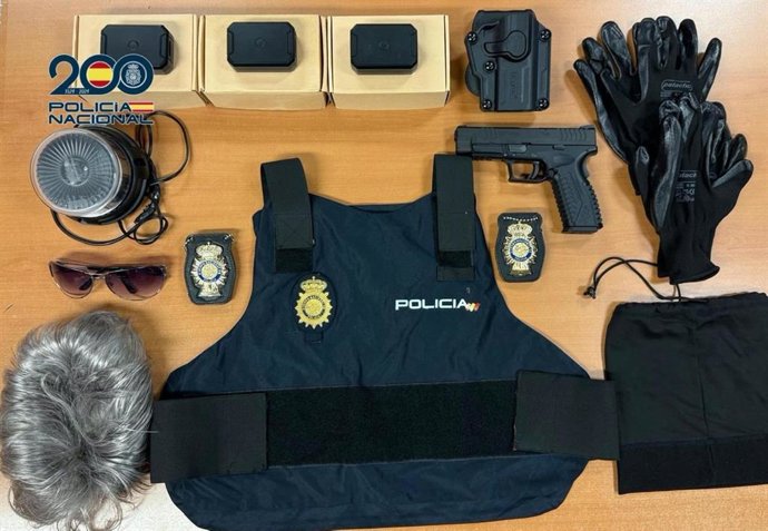 Material incautado en el domicilio de una persona que se hacía pasar por policía para robar en urbanizaciones de Madrid