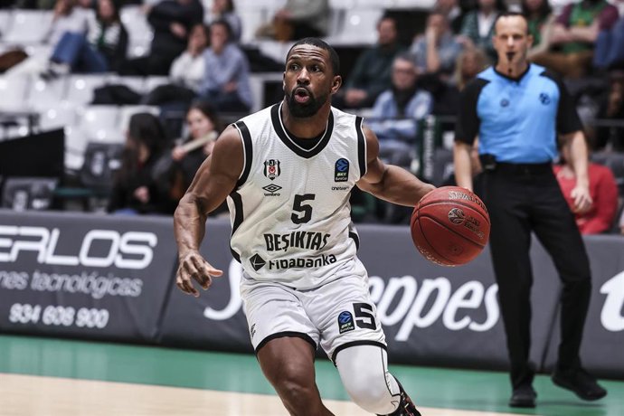 Archivo - Derek Needham of Besiktas Fibabanka in action during the BKT EuroCup, match played between Joventut Badalona and Besiktas Fibabanka at Pavello Olimpic Badalona on January 08, 2025 in Badalona, Spain.