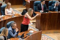 PSOE-M tacha a Ayuso de "ultra" que "voxoriza" su discurso y "fomenta el odio" hacia los migrantes