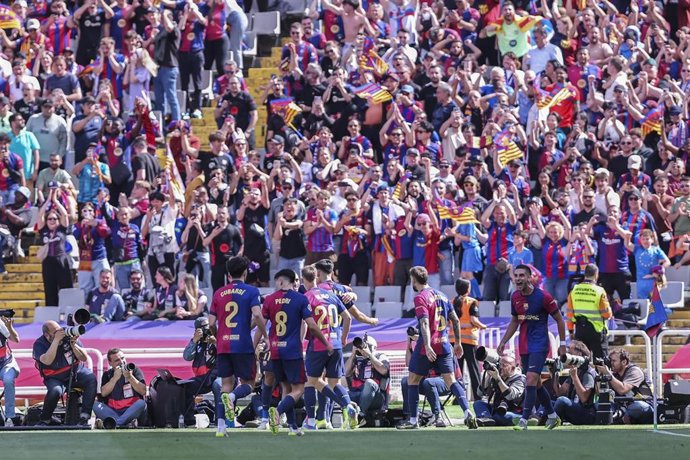 Archivo - Raphinha Dias Belloli of FC Barcelona celebrates a goal with his teammates during the Spanish league, La Liga EA Sports, football match played between FC Barcelona and Real Madrid at Estadi Olimpic Lluis Companys on May 11, 2025 in Barcelona, Sp