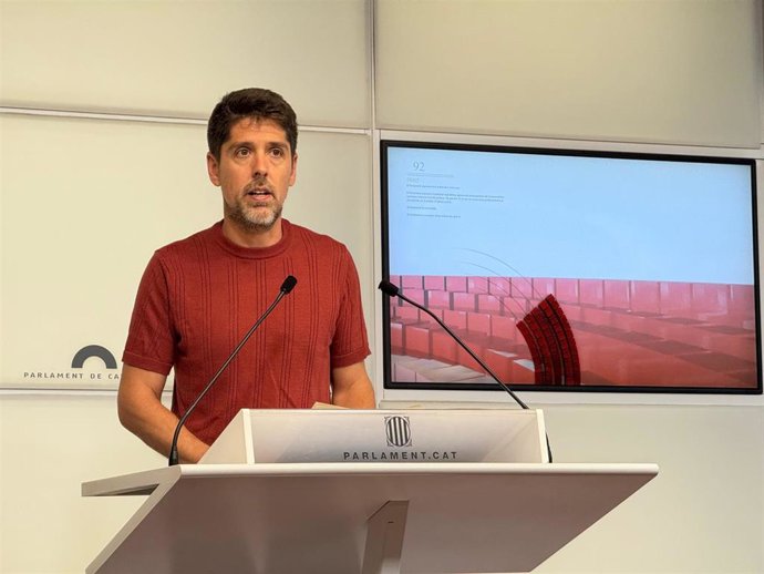 El portavoz de los Comuns en el Parlament, David Cid, en una rueda de prensa este martes.